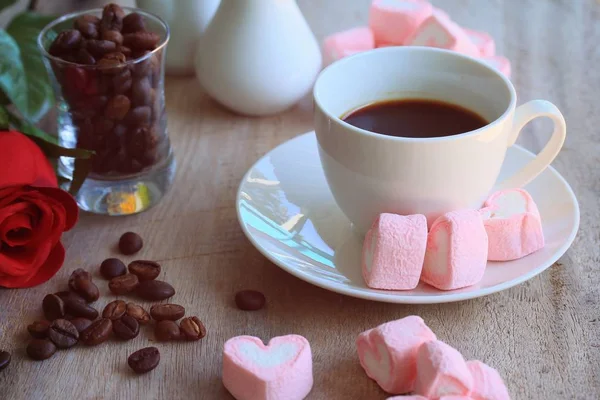 Marshmallows mit heißem Kaffee — Stockfoto