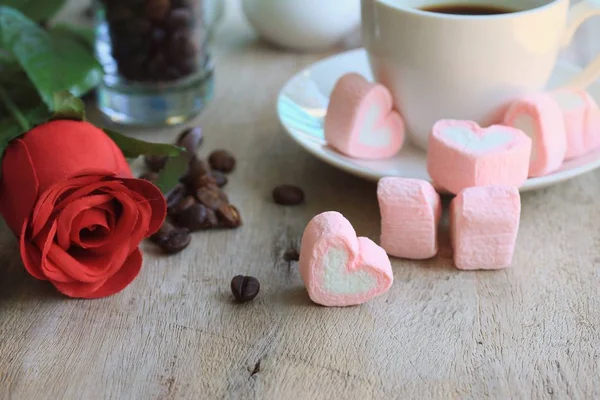 Marshmallows mit heißem Kaffee — Stockfoto