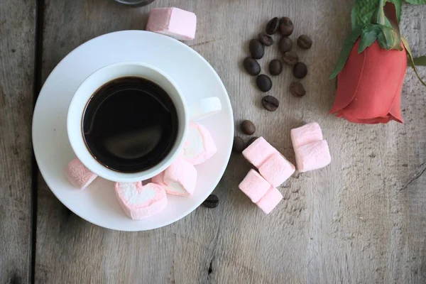 Marshmallows mit heißem Kaffee — Stockfoto