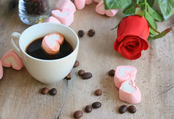 sıcak kahve ile marshmallow