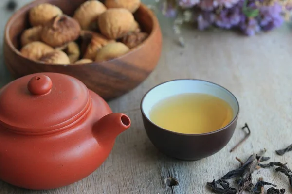 Сушеный инжир и горячий чай — стоковое фото