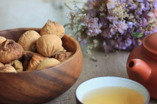 dried fig and hot tea