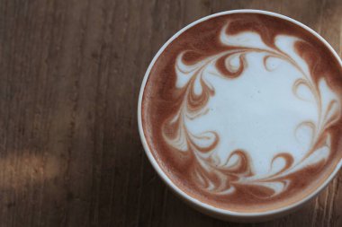 ahşap arka plan üzerinde sıcak kahve