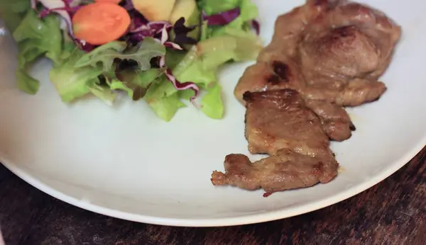 Pork steak with salad — Stock Photo, Image