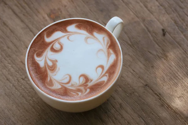 Café quente no fundo de madeira — Fotografia de Stock