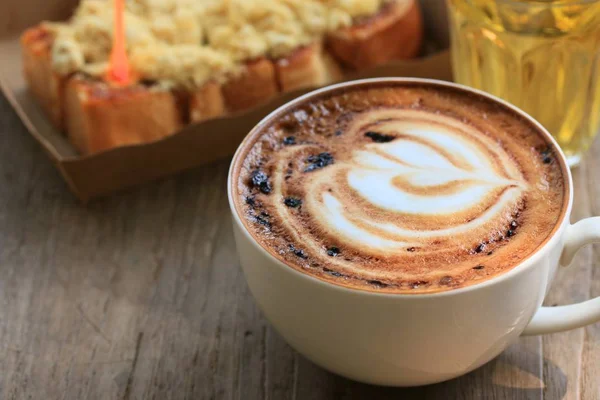 뜨거운 커피와 구운 — 스톡 사진