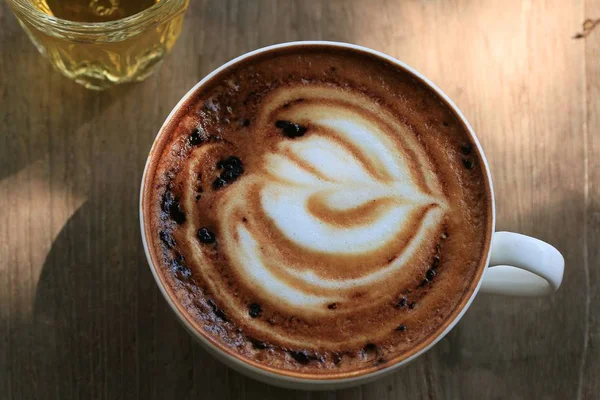 Горячий кофе на деревянном фоне — стоковое фото