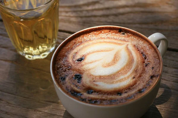 Горячий кофе на деревянном фоне — стоковое фото
