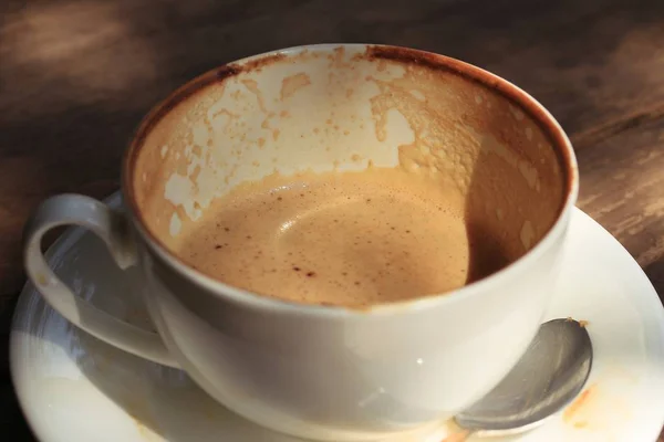 Ahşap arka plan üzerinde sıcak kahve — Stok fotoğraf