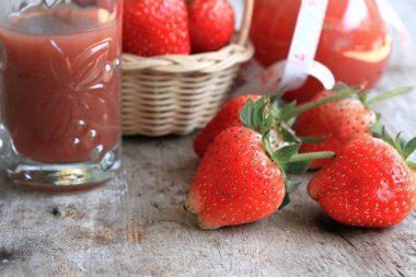 Taze çilek suyu