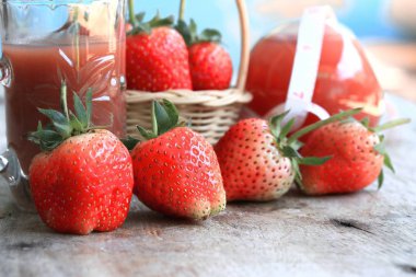 Taze çilek suyu