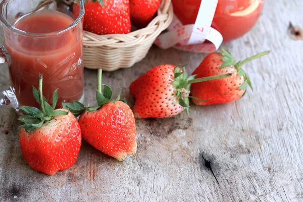 Jordgubbsjuice med färska — Stockfoto