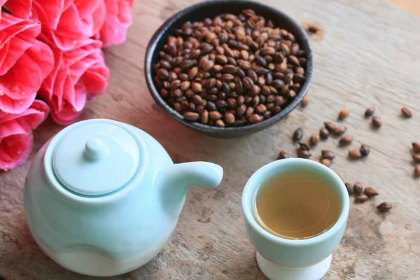 Ячменный чай с семенами — стоковое фото