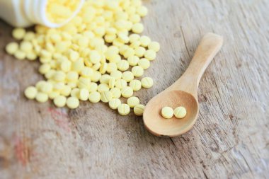 Ahşap üzerine sarı haplar