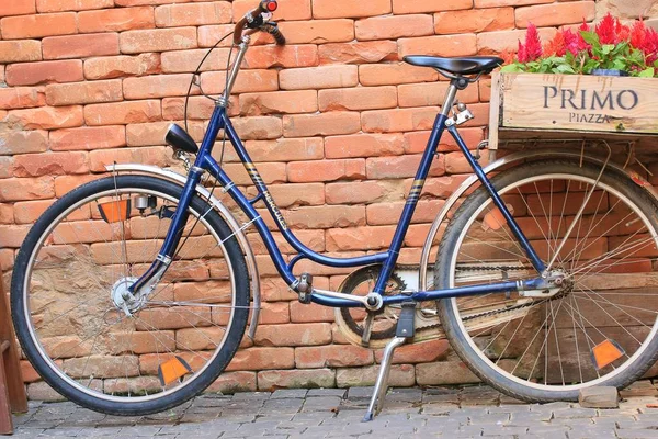 Bicicletas vintage y fondo de pared — Foto de Stock