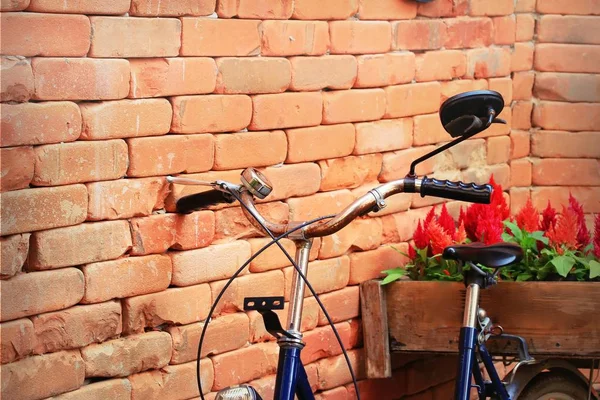 ビンテージ自転車と壁の背景 — ストック写真