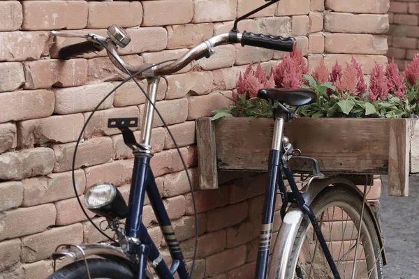 Винтажные велосипеды и настенный фон — стоковое фото