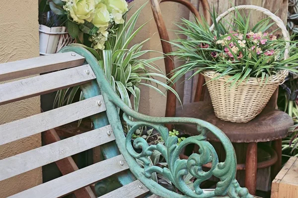 庭でヴィンテージのベンチ椅子 — ストック写真