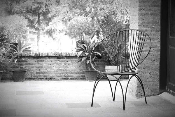 Сталеве крісло в саду — стокове фото
