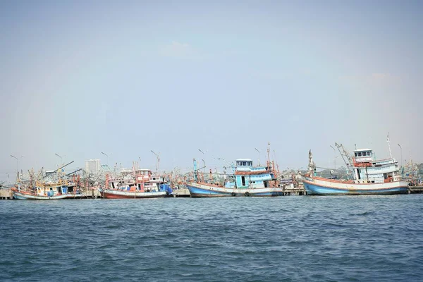 Pescadores de barcos en el mar — Foto de Stock