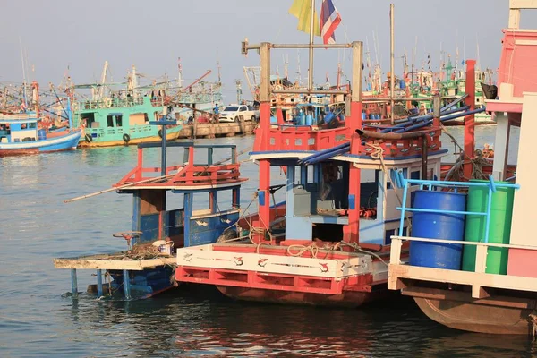 Pêcheurs de bateaux en mer — Photo