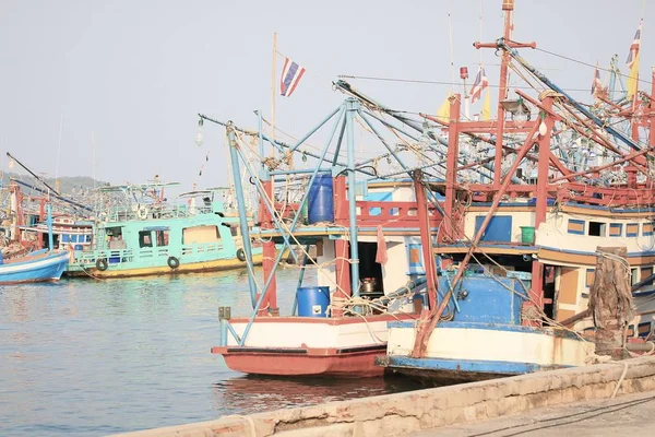 Pêcheurs de bateaux en mer — Photo