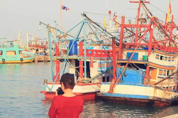 Pêcheurs de bateaux en mer — Photo