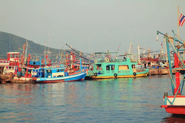 Pescadores de barcos en el mar —  Fotos de Stock