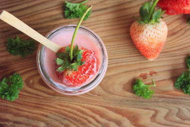 yoğurt smoothie çilek ile