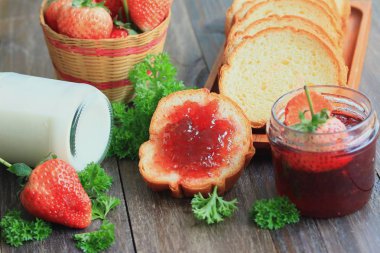 Ekmek ile çilek reçeli