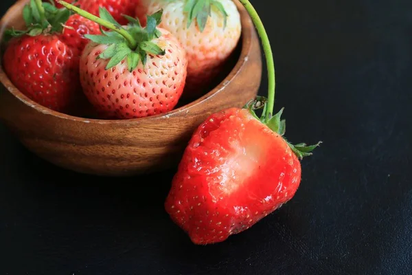 Frische Erdbeere auf Holz — Stockfoto