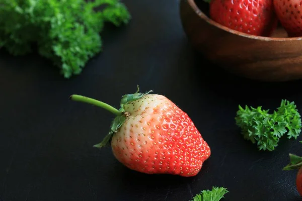 Frische Erdbeere auf Holz — Stockfoto