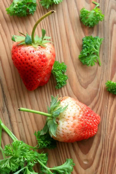 Frische Erdbeere auf Holz — Stockfoto