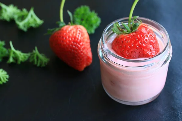 Batido de iogurte com morango — Fotografia de Stock