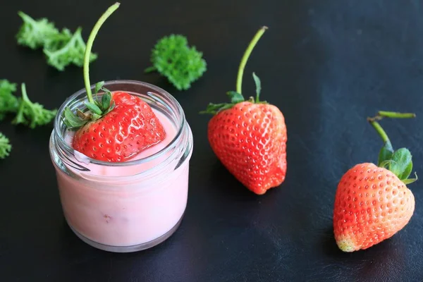 Frullato allo yogurt con fragola — Foto Stock