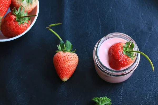Batido de iogurte com morango — Fotografia de Stock