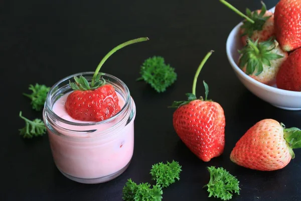 Batido de yogur con fresa —  Fotos de Stock