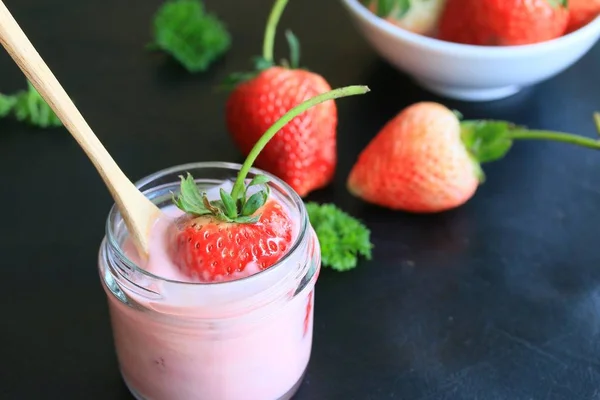 Batido de yogur con fresa —  Fotos de Stock