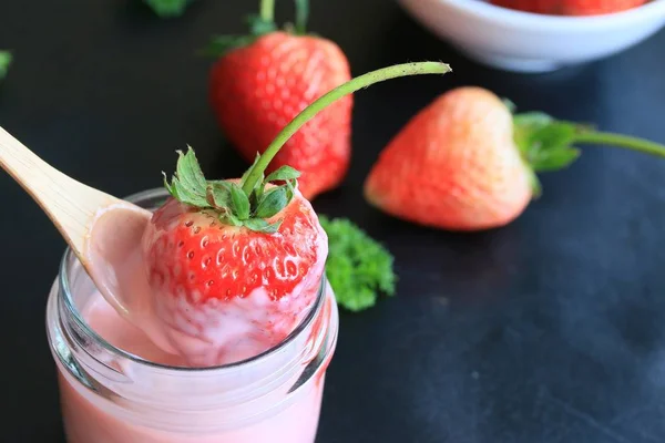 Yoghurt smoothie med jordgubbar — Stockfoto