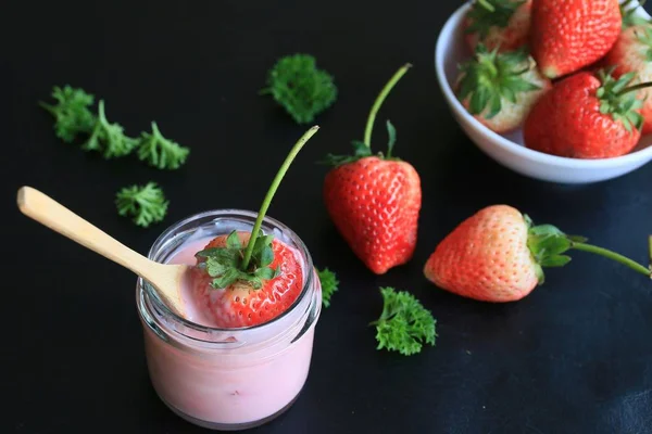 草莓酸奶思慕雪 — 图库照片