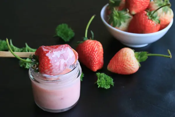 Batido de yogur con fresa —  Fotos de Stock