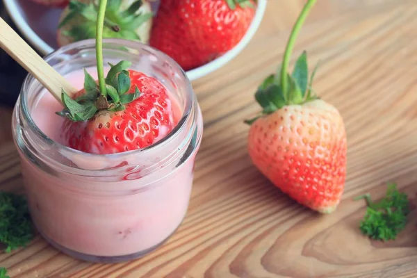 Yogurt smoothie with strawberry — Stock Photo, Image