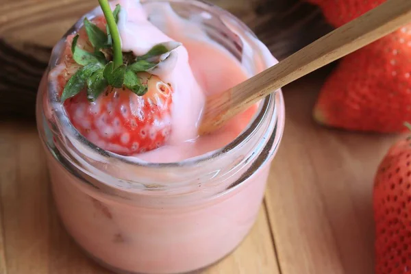 Batido de iogurte com morango — Fotografia de Stock