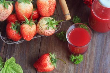 Taze çilek suyu