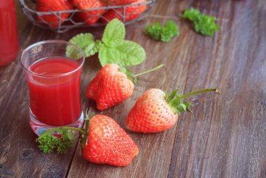 Taze çilek suyu