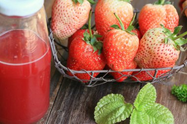 Taze çilek suyu