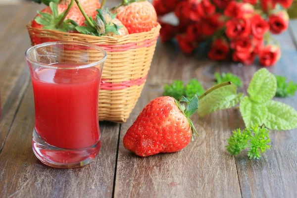 Φράουλα με φρέσκο χυμό — Φωτογραφία Αρχείου