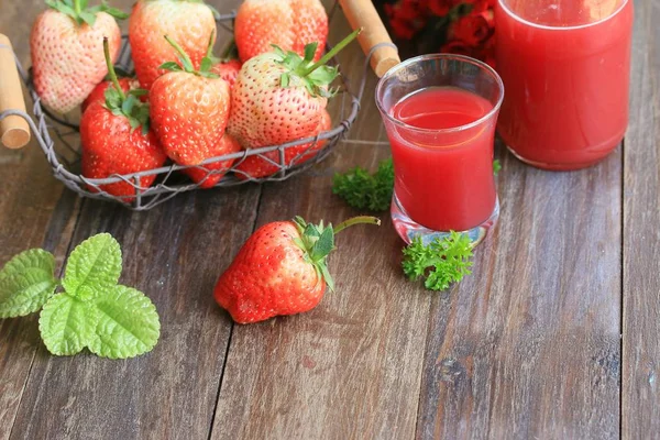 Erdbeersaft mit frischen — Stockfoto