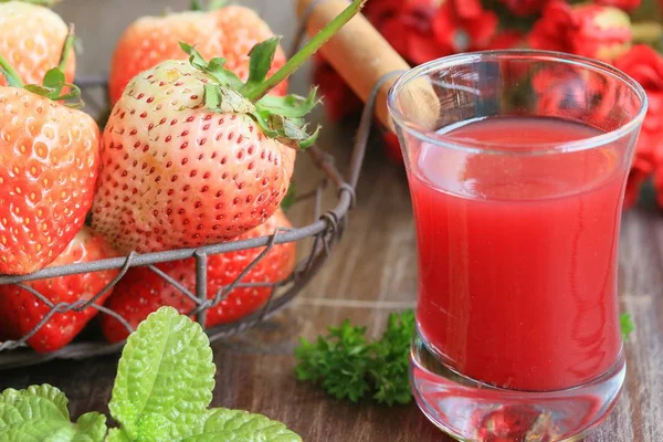 Jus strawberry dengan segar — Stok Foto