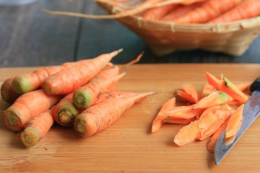 ahşap üzerine taze havuç